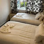 Family Near Cribbs Causeway And The Wave, Just 2 Minutes From Airbus And Rolls Royce بريستول