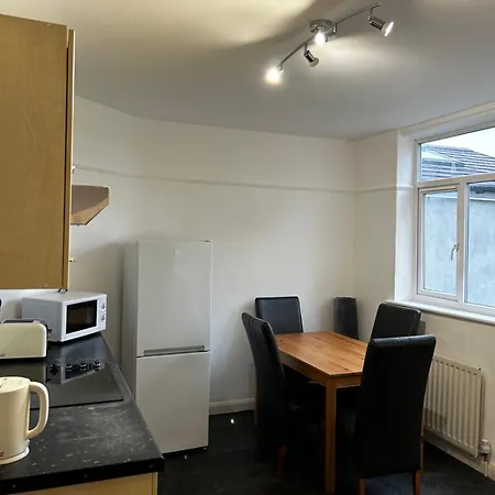 Family Near Cribbs Causeway And The Wave, Just 2 Minutes From Airbus And Rolls Royce Apartment Bristol