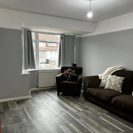 Family Near Cribbs Causeway And The Wave, Just 2 Minutes From Airbus And Rolls Royce