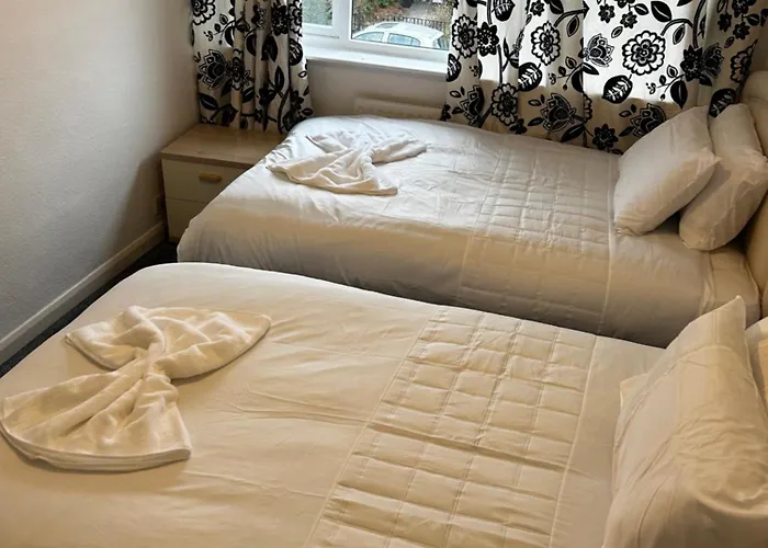 Family Near Cribbs Causeway And The Wave, Just 2 Minutes From Airbus And Rolls Royce Bristol