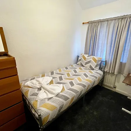 Family Near Cribbs Causeway And The Wave, Just 2 Minutes From Airbus And Rolls Royce Apartment
