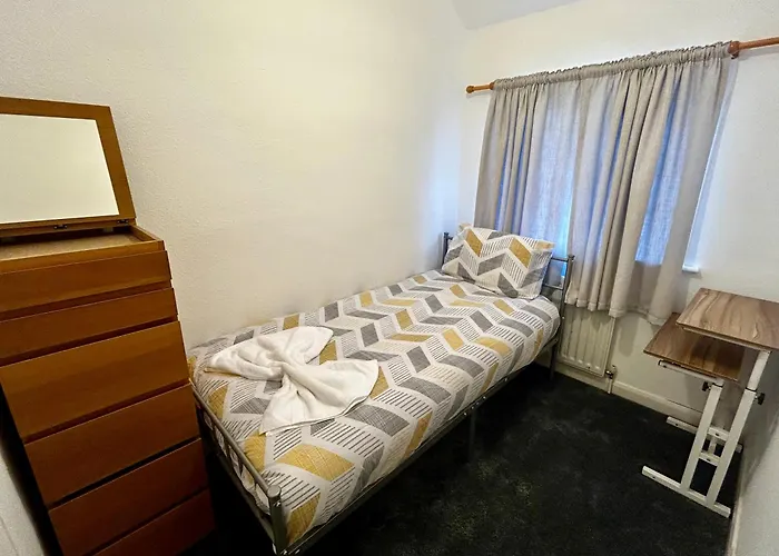 Family Near Cribbs Causeway And The Wave, Just 2 Minutes From Airbus And Rolls Royce شقة